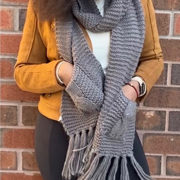 Women’s oversized knit scarf with mini pockets - Picture 2 of 2